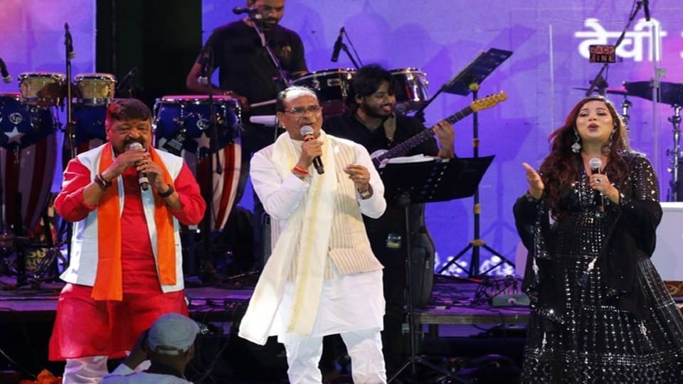 Indore Pride Day: 'Shiv-Kailash' was seen singing in a different tone in politics but in one voice, Nadia Chale Chale Re Dhara