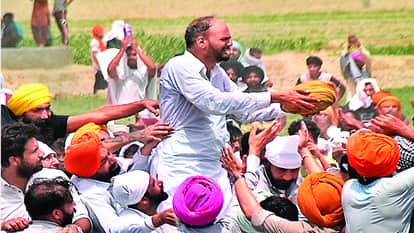 पिता ने पगड़ी उतारकर किया लोगों का धन्यवाद
