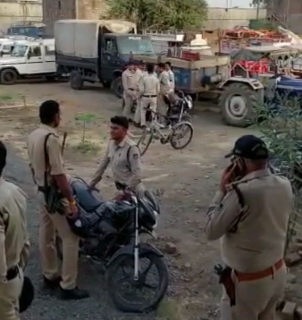 Dewas News: Police's Operation Prahar, raids in Kanjar Dera at midnight, confiscated goods worth crores, a dozen crooks arrested
