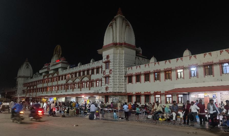 varanasi Cantt station electricity stalled for 21 hours