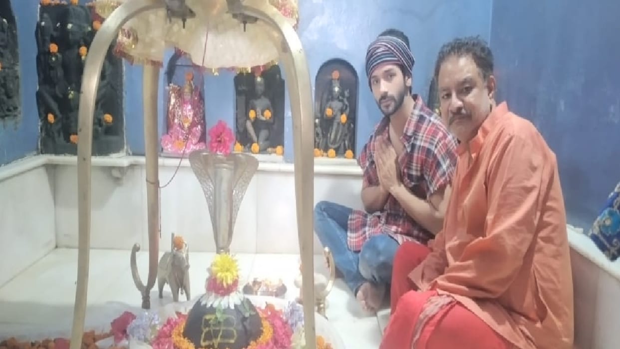 bollywood actor vardhan puri offers prayers at shiv temple in kangra