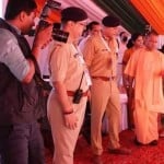 मुख्यमंत्री योगी आदित्यनाथ और अन्य अधिकारीगण