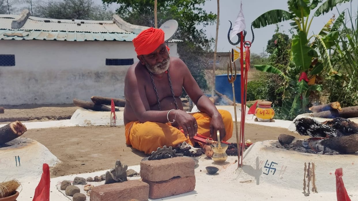 Chhidwara News: Amidst the smoldering fire in Nautapa, Sadhu Baba's unique practice, doing hard penance for world peace