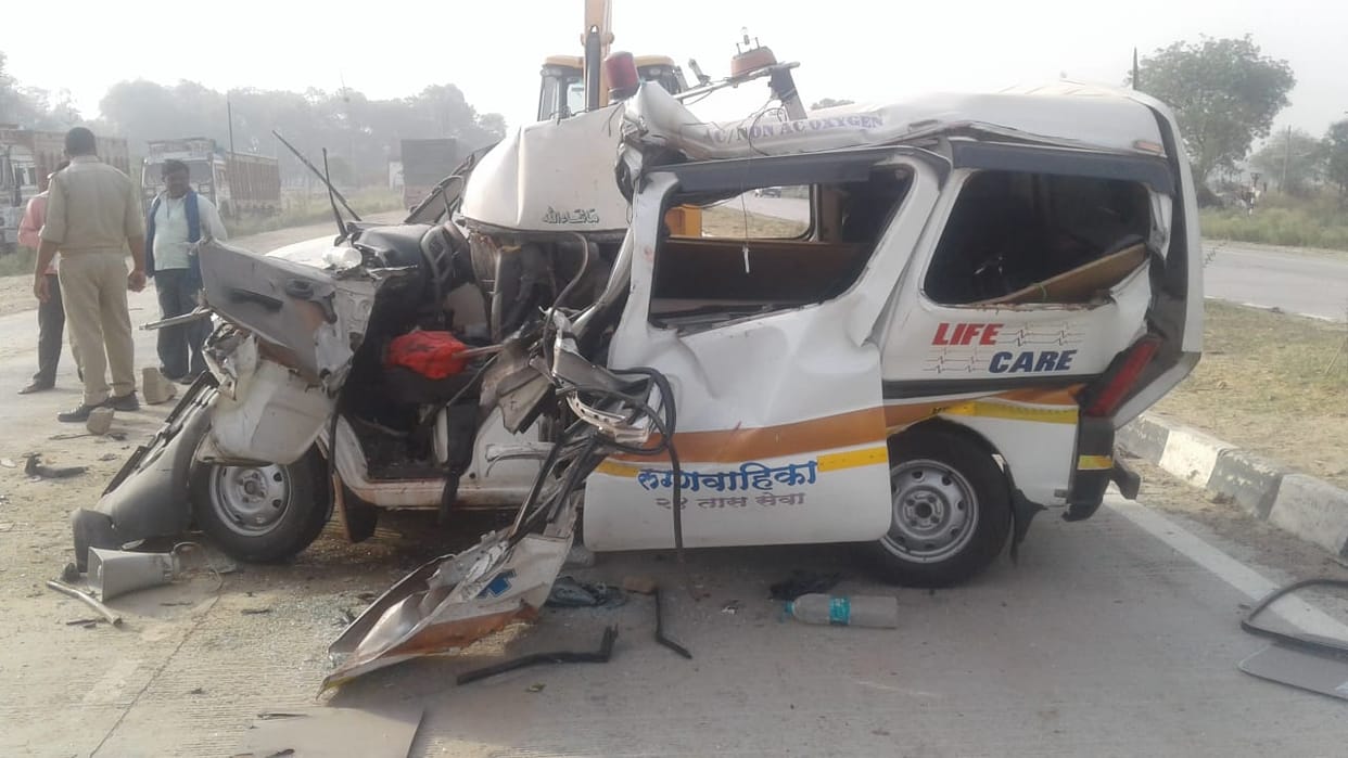Ambulance accident in mirzapur driver killed and two injured who going from Maharashtra to Bihar with dead body