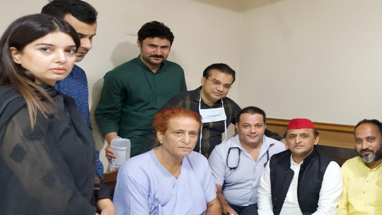 Rampur: SP leader Azam Khan reached Rampur late at night from Delhi hospital