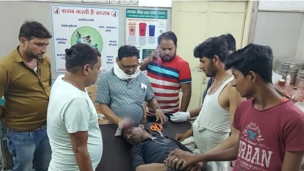 Damoh: Dispute between uncle-nephew at tea shop, father-son together beat nephew with sticks