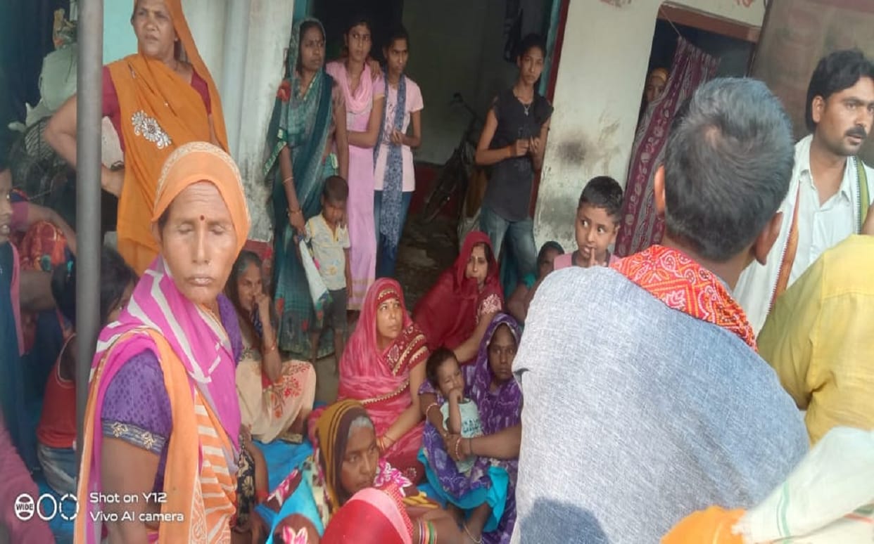Murder in Azamgarh salon owner killed young man by stabbing with scissors  who went to shave his beard