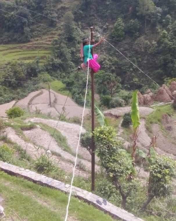 Women Climbs on Poll
