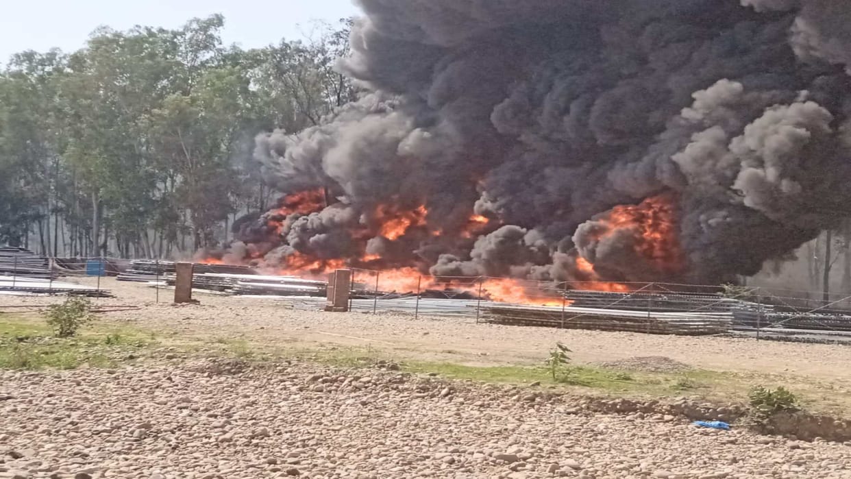 Fire broke out in the depot of Jal Shakti Department Fatehpur kangra, plastic pipes  burnt, loss of lakhs of rupees