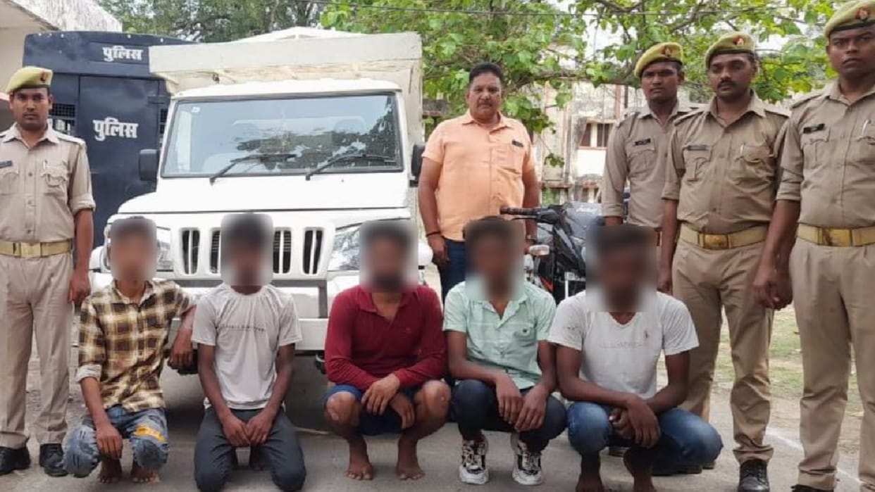 Five animal smugglers running away after firing on police arrested