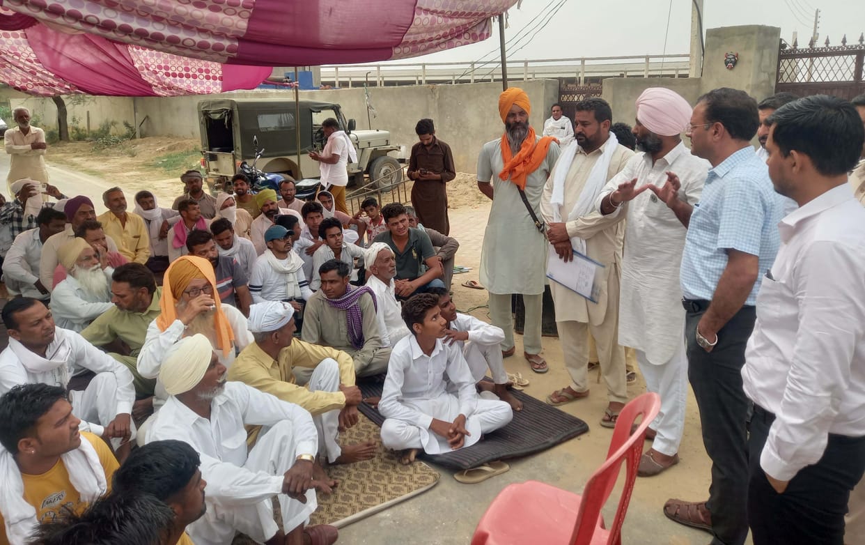 People of three villages troubled by foul smell blocked the hatchery farm's road jam