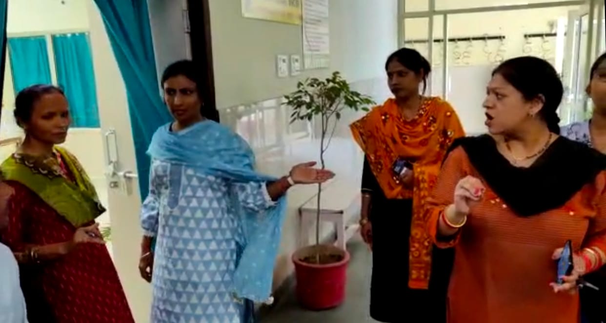 Unhappy with the attitude of the SMO, the staff nurses created a ruckus in the hospital