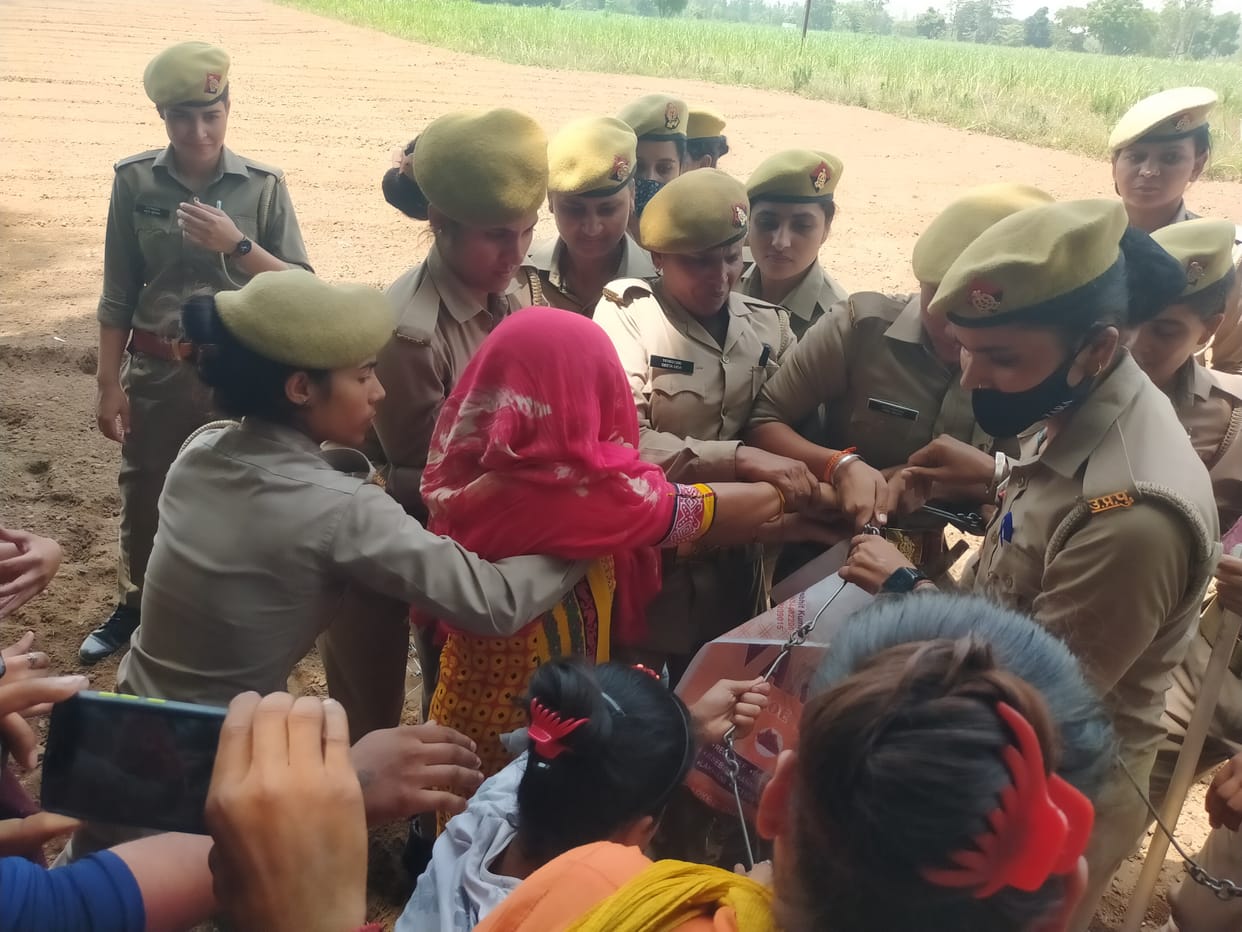 Women clashed with the team of Consolidation Department