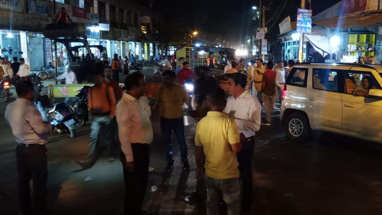 Shivpuri: As soon as the code of conduct was imposed, the officials arrived to remove the hoarding-banner,
