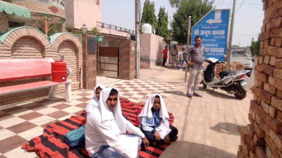 Man sat on dharna in front of Minister residence in uklana regarding scholarship of his children