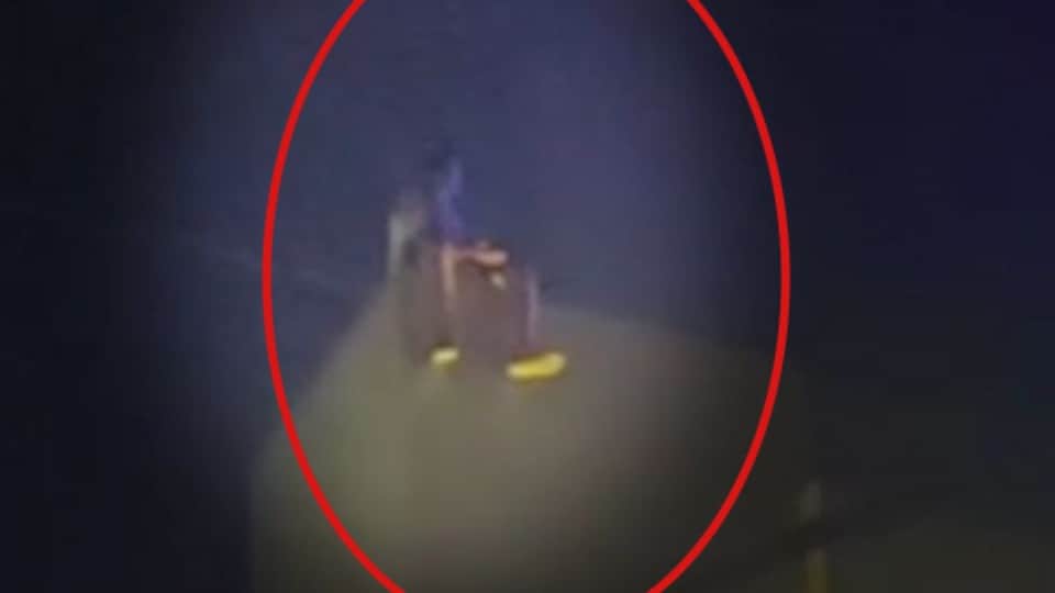 Indore News: Jumped from the roof of a three-storey house, people saved by putting a mattress, on the other hand the cook climbed on the fourth floor of the hotel