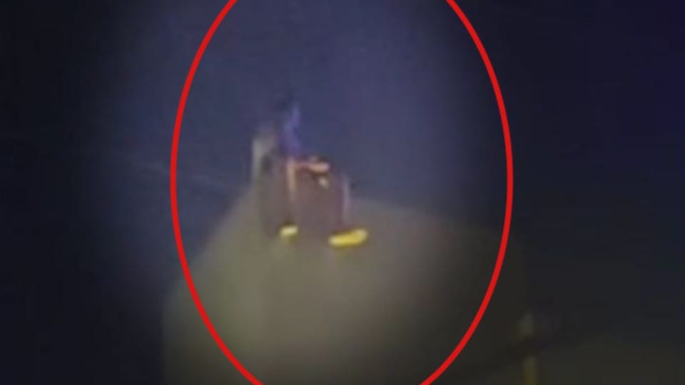 Indore News: Jumped from the roof of a three-storey house, people saved by putting a mattress, on the other hand the cook climbed on the fourth floor of the hotel