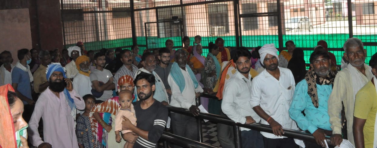Hathras: One has to wait for hours to show the doctors