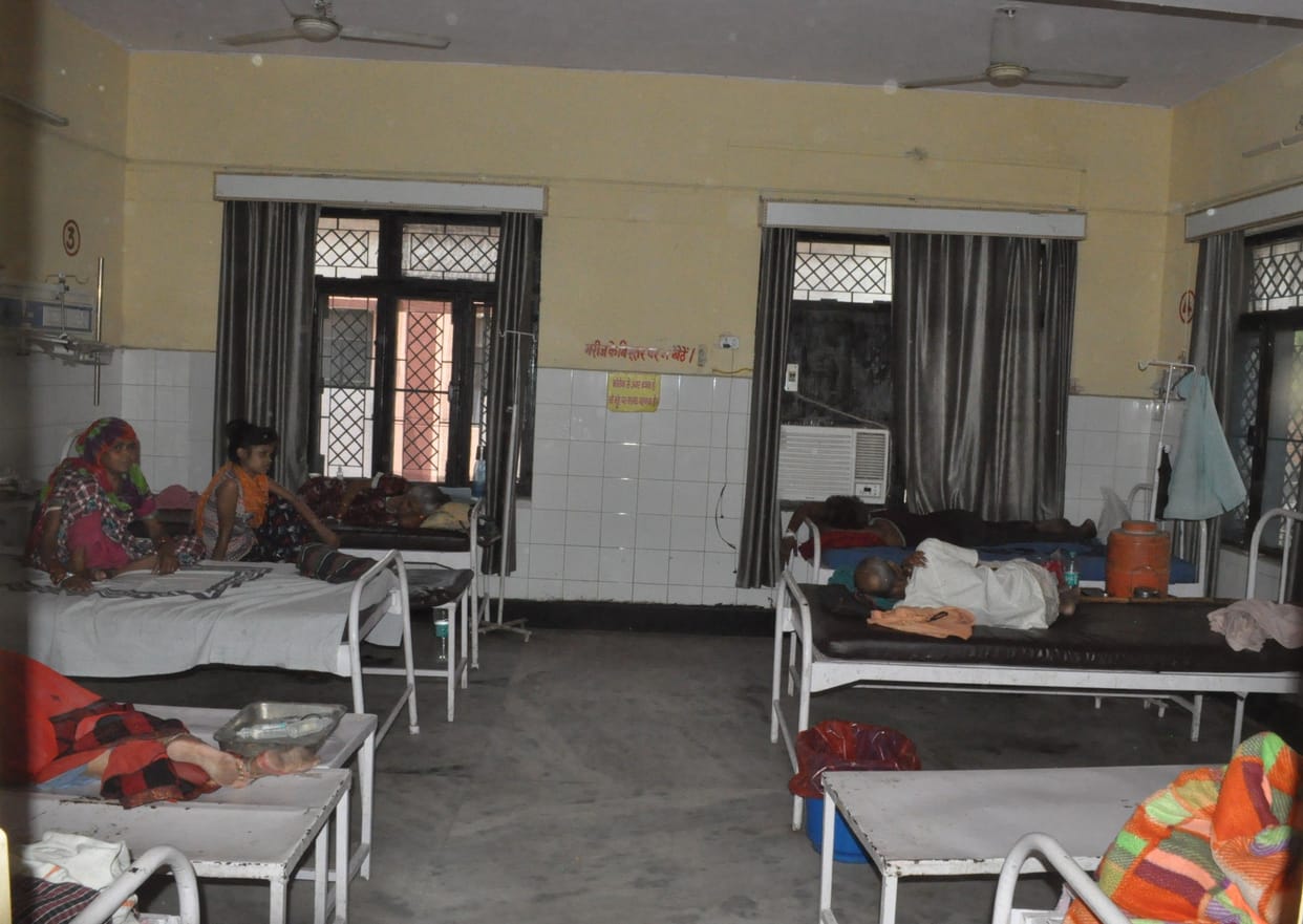 Hathras: AC of the district hospital is bad, the condition of the patients is bad