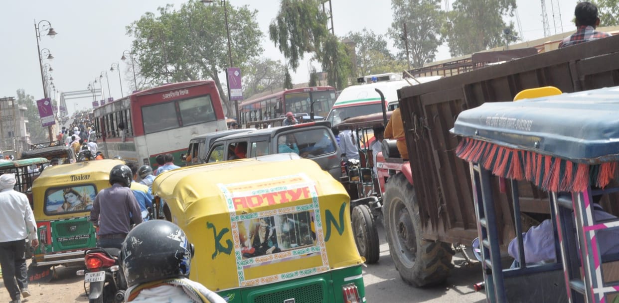 Hathras: Due to the closure of the railway gate, people struggled with jam for the whole day