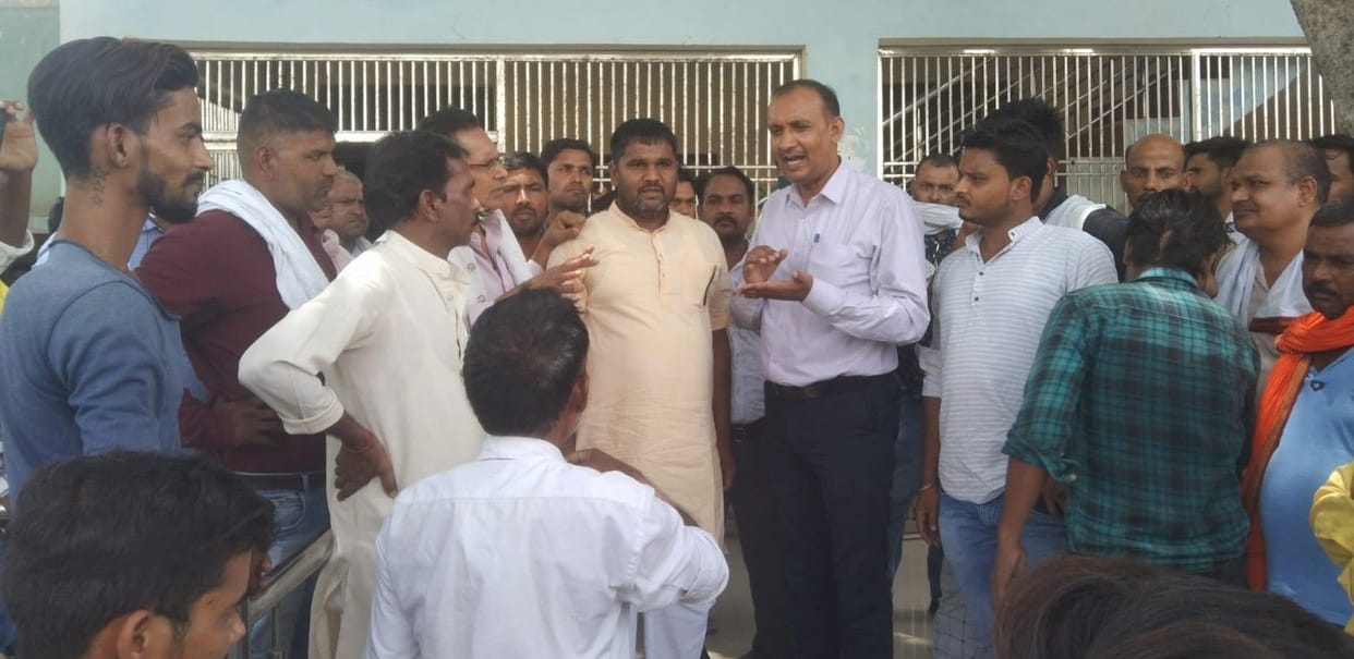 Hathras: Sanitation workers staged a strike by holding a strike