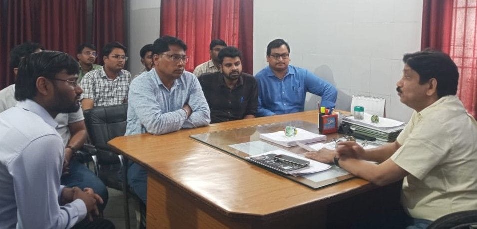 Hathras: Vigilance in-charge accused of indecency, picketing at SE office