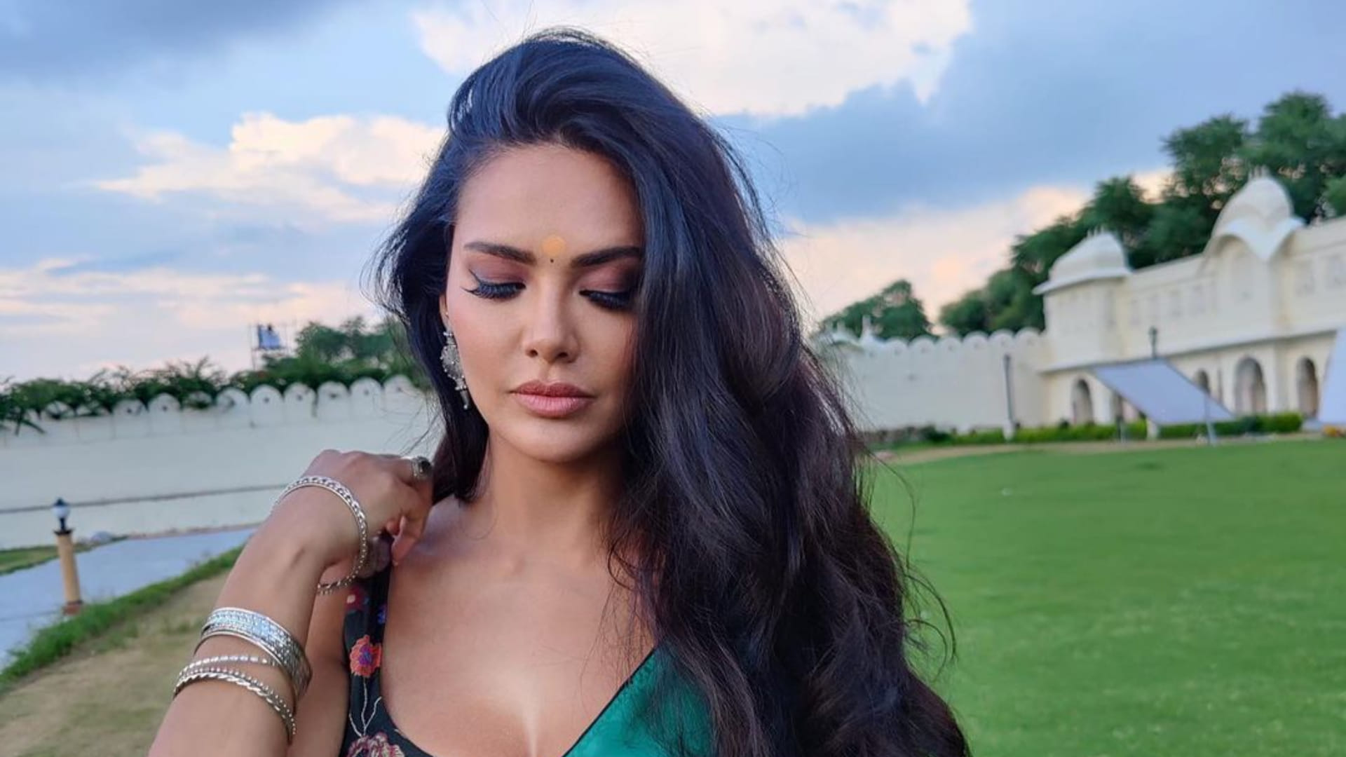 esha gupta oozes oomph in printed grey saree with bikini blouse for ashram 3 web series