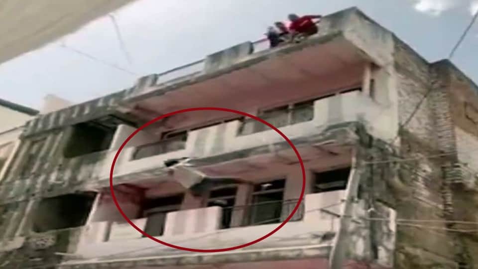 Indore News: Jumped from the roof of a three-storey house, people saved by putting a mattress, on the other hand the cook climbed on the fourth floor of the hotel