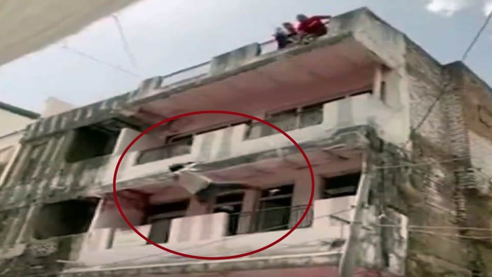 Indore News: Jumped from the roof of a three-storey house, people saved by putting a mattress, on the other hand the cook climbed on the fourth floor of the hotel