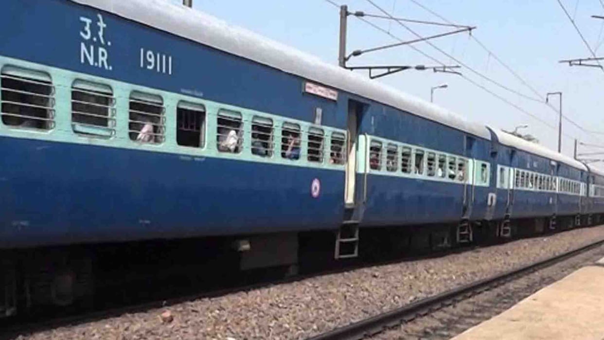 Auraiya: windshield of the train was broken due to stone, two women injured