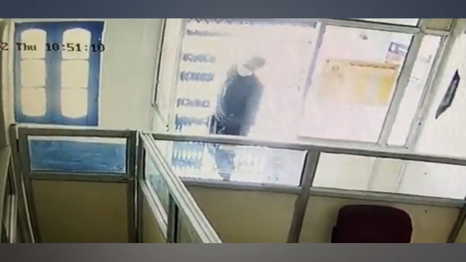 Kulgam target killing bank manager vijay kumar rajsthan shot dead incident captured in CCTV footage video and photos