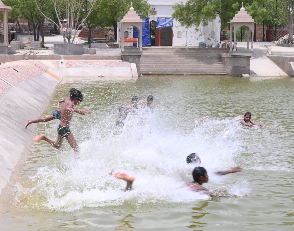 Bhiwani : Expensive fees of private swimming pool, government locked, children jumping into deep tanks with their lives on their palms