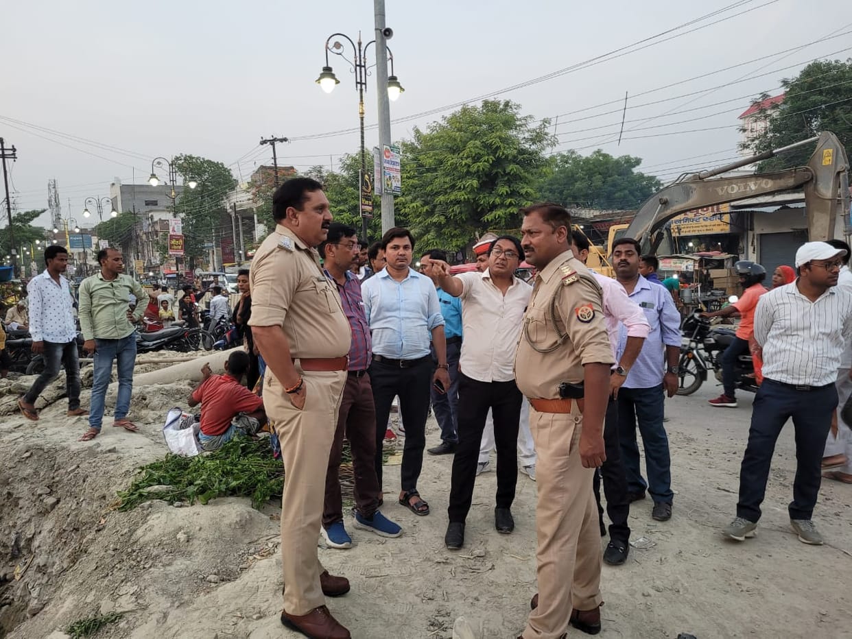 Encroachment removal campaign from Munshipura to Azamgarh turn