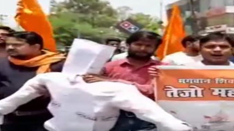 Hindu Mahasabha workers protest against Prince Tusi in Agra