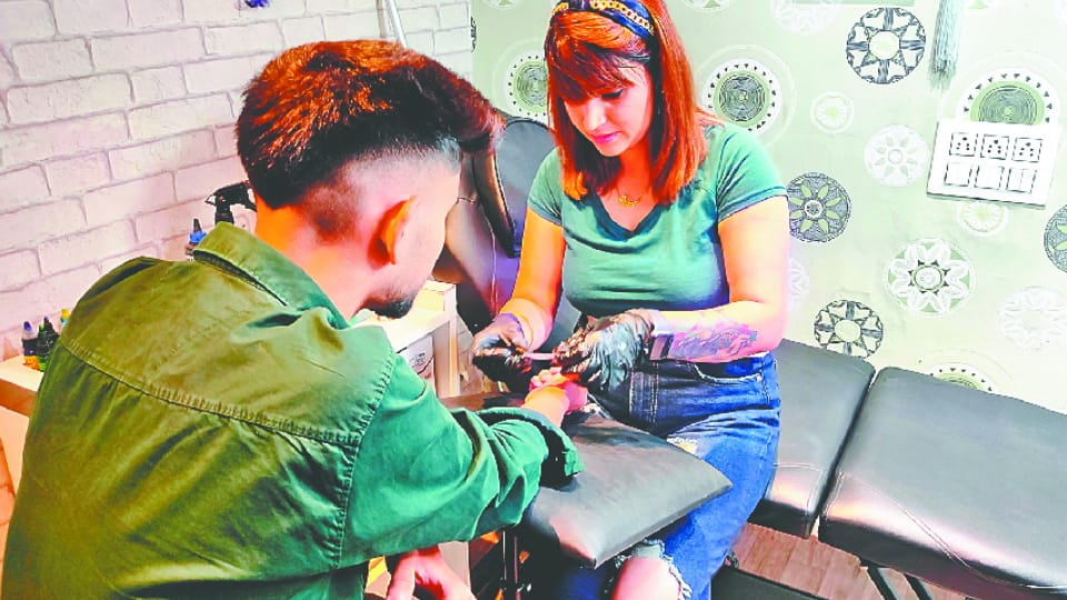Many Fans got Sidhu Moosewala name permanent tattoos inked on their arms in Pathankot