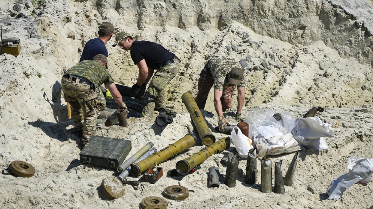 Russia Ukraine : 21 detention sites found, grave excavations inhumanity with prisoners of war