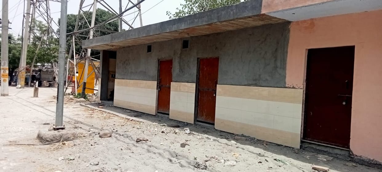 The plan of shifting of street vendors collapsed