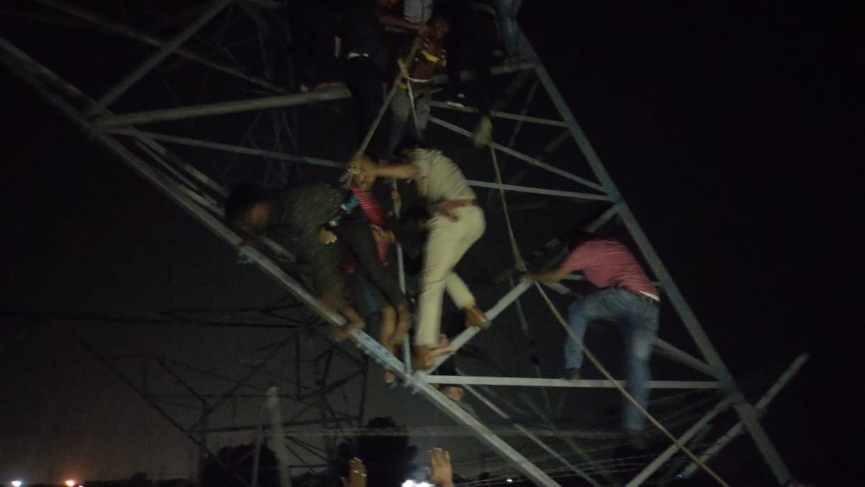 Youth did drama by climbing the power tower in Firozabad