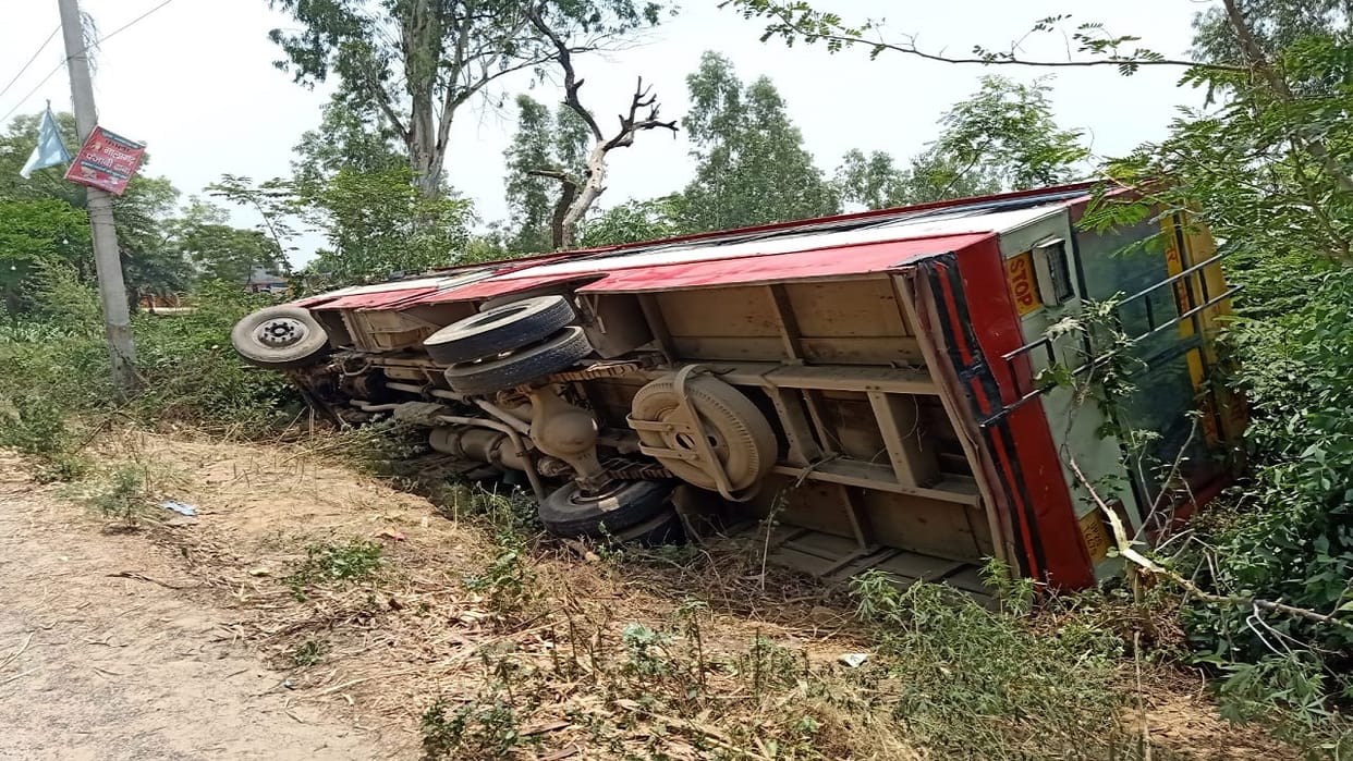 a roadways bus full of passengers fell into a ditch due to steering failure many injured in Moradabad