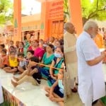 परौंख में बच्चों से सवाल-जवाब करते प्रधानमंत्री नरेंद्र मोदी