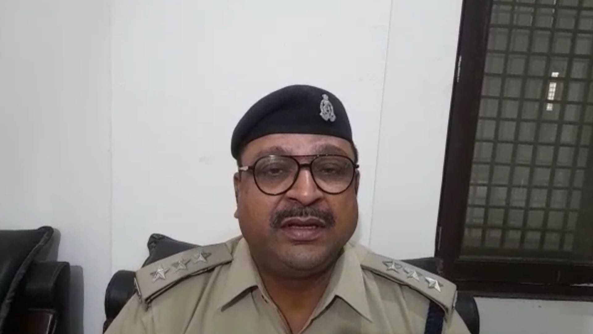 Aligarh husband brutally beaten wife with sticks and lathis break her hand bones video in neighbor phone viral victim reach SSP office