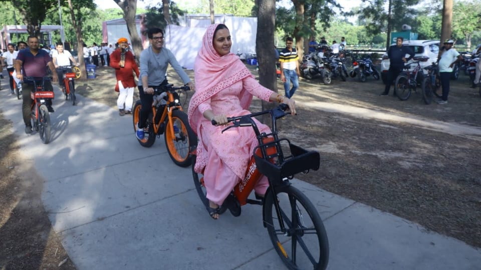 Chandigarh Mayor and Commissioner gave message of improving health by cycling on World Cycle Day 