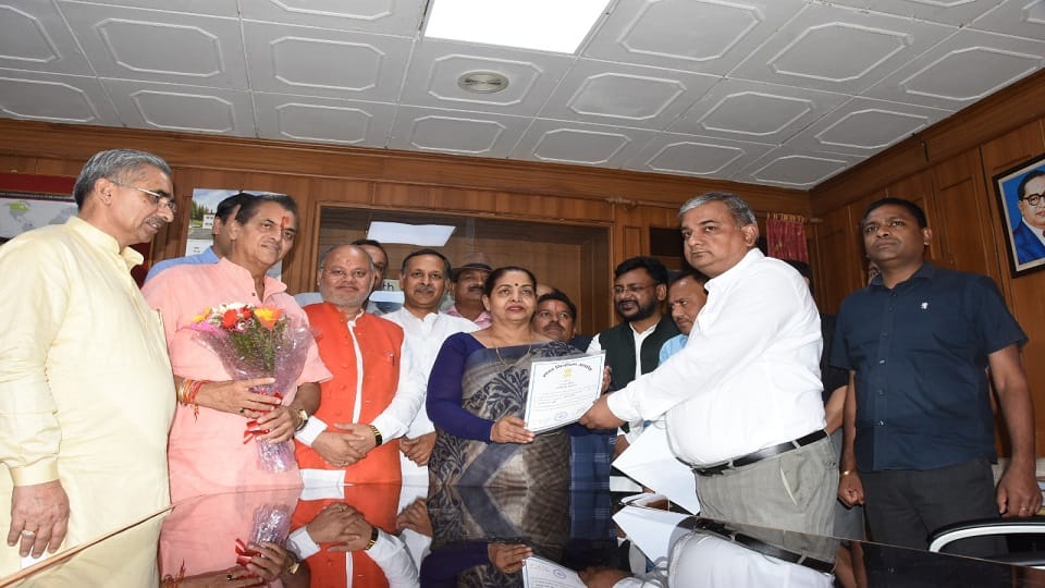 dr kalpana saini met uttarakhand assembly speaker ritu khanduri after winning unopposed election of rajya sabha member from uttarakhand