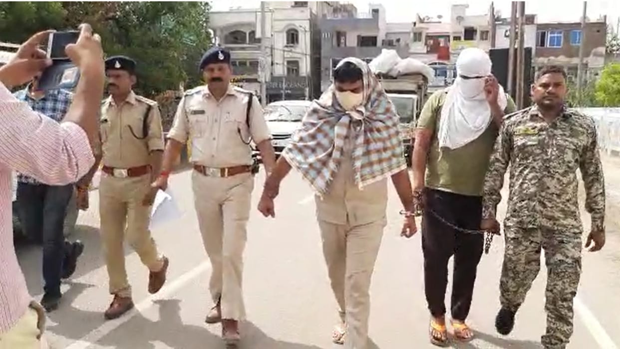 Gwalior News: Smuggling in Chambal wearing police uniform, two accused arrested with one and a half quintals of ganja