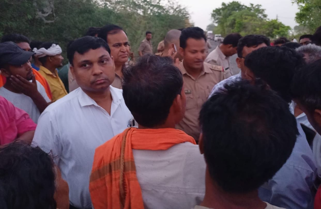 Kanpur Dehat: Two cousins died in a road accident, helmet was not put on, people created a ruckus by jamming the road