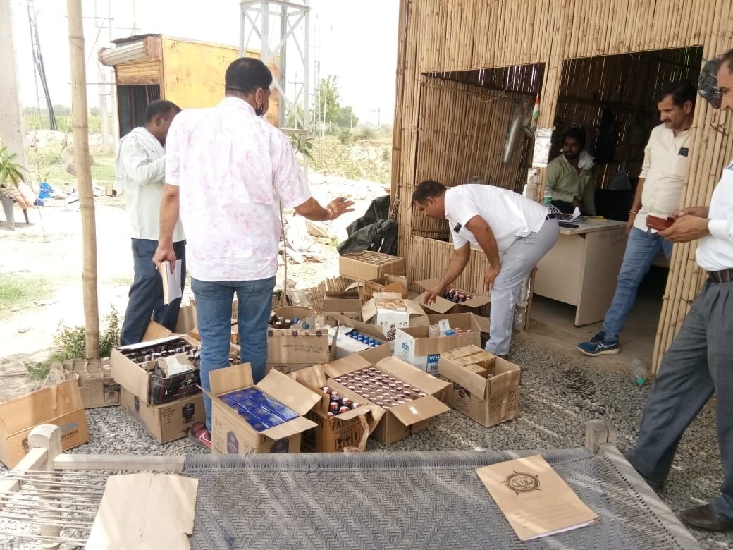 Chief Minister Flying Squad team raided and caught 14 boxes of liquor
