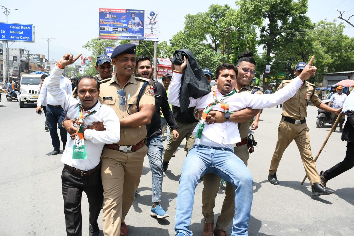 Congressmen protested by showing black flags on the arrival of Chief Minister