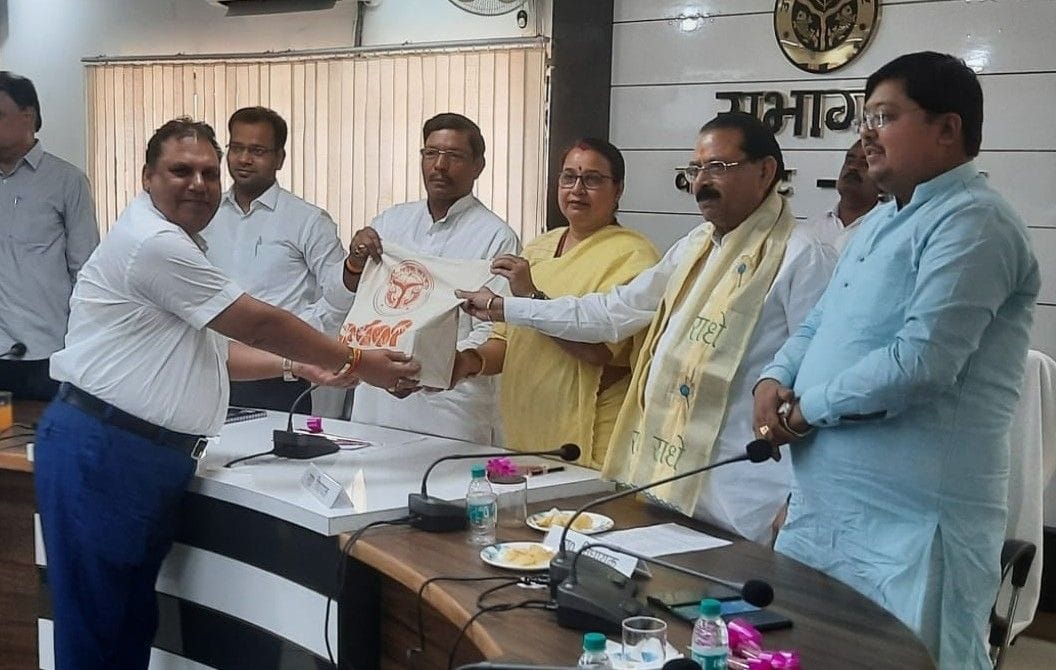Hathras: Eight entrepreneurs of the district were honored