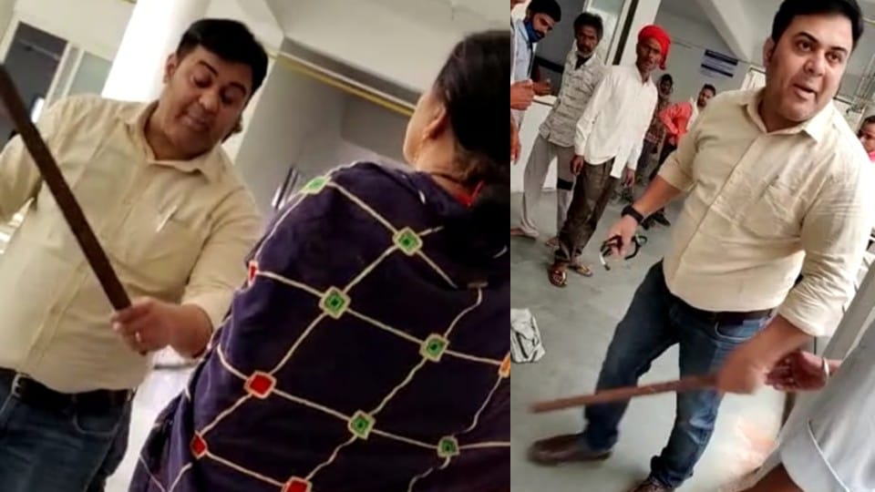 Chhatarpur: The doctor raised the stick in the district hospital, strictly pulled out the crowd that came to meet the patient.