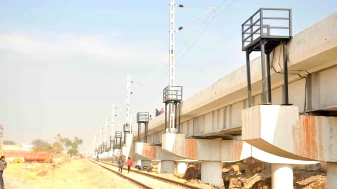 Railway elevated track project, Govindnagar Kachi Basti is becoming a hindrance in the flyover, instructions to vacate it by June 5